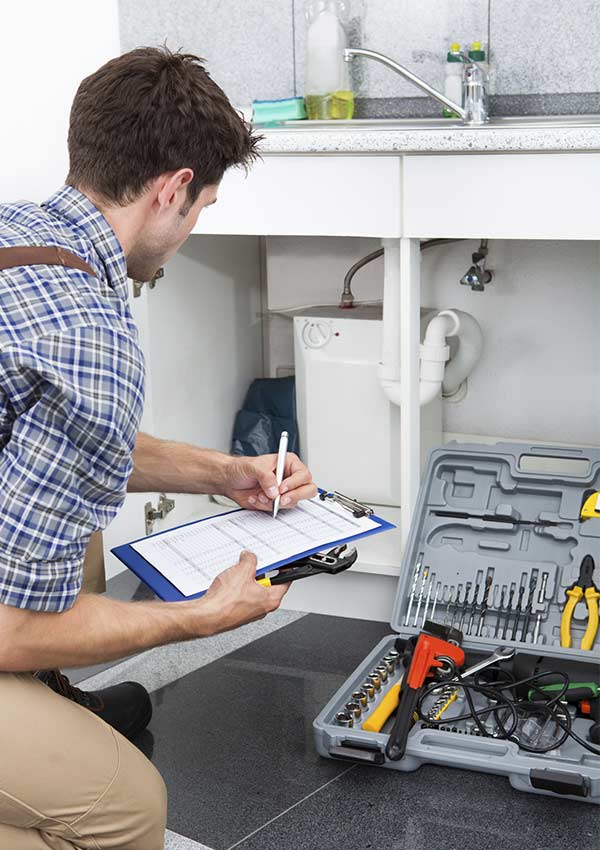 loodgieter die een offerte maakt