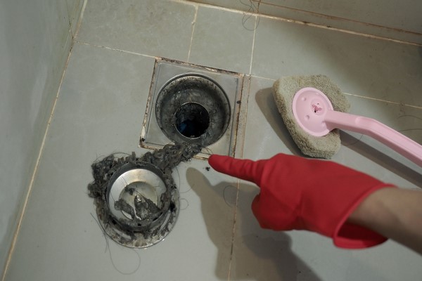 professionele loodgieter die een douche ontstopt