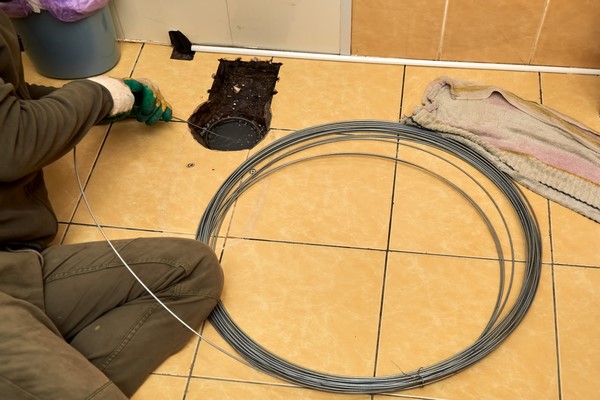 loodgieter die een sterputje ontstopt