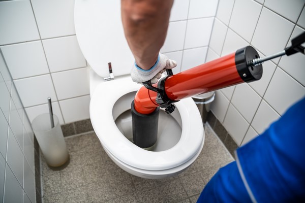 loodgieter die een toilet ontstopt